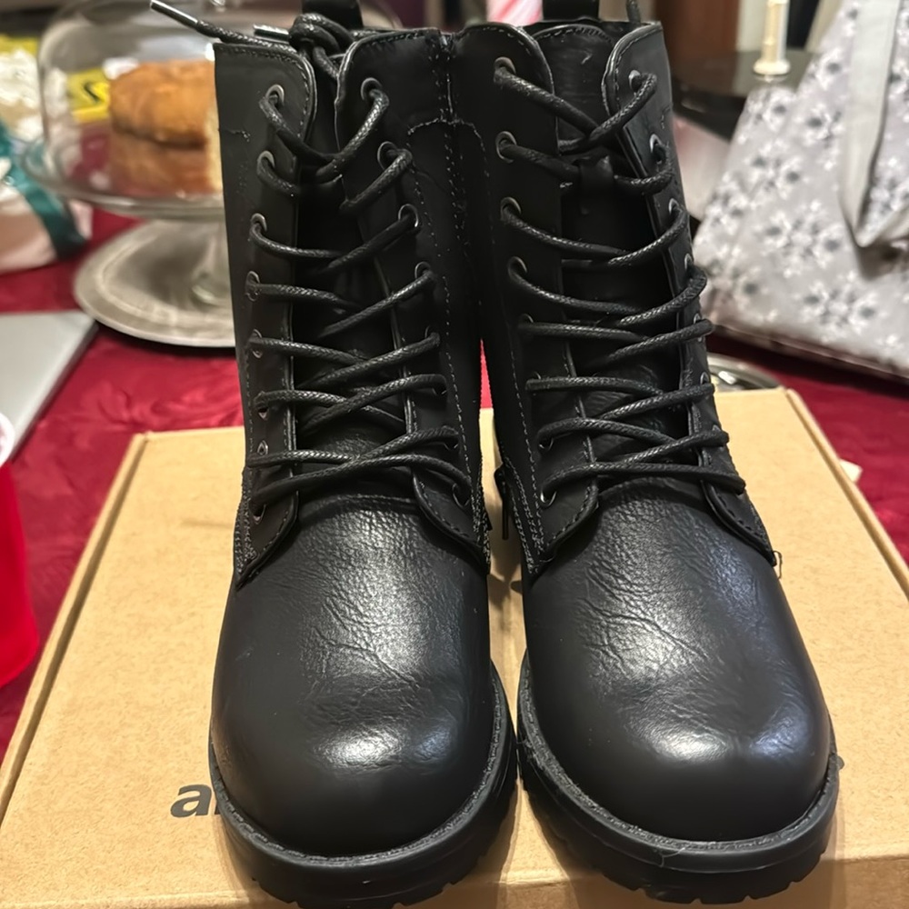Women’s size 5 combat boots. Cute !!!!
